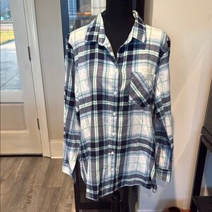 Women’s Old Navy Plaid Button-Up Shirt